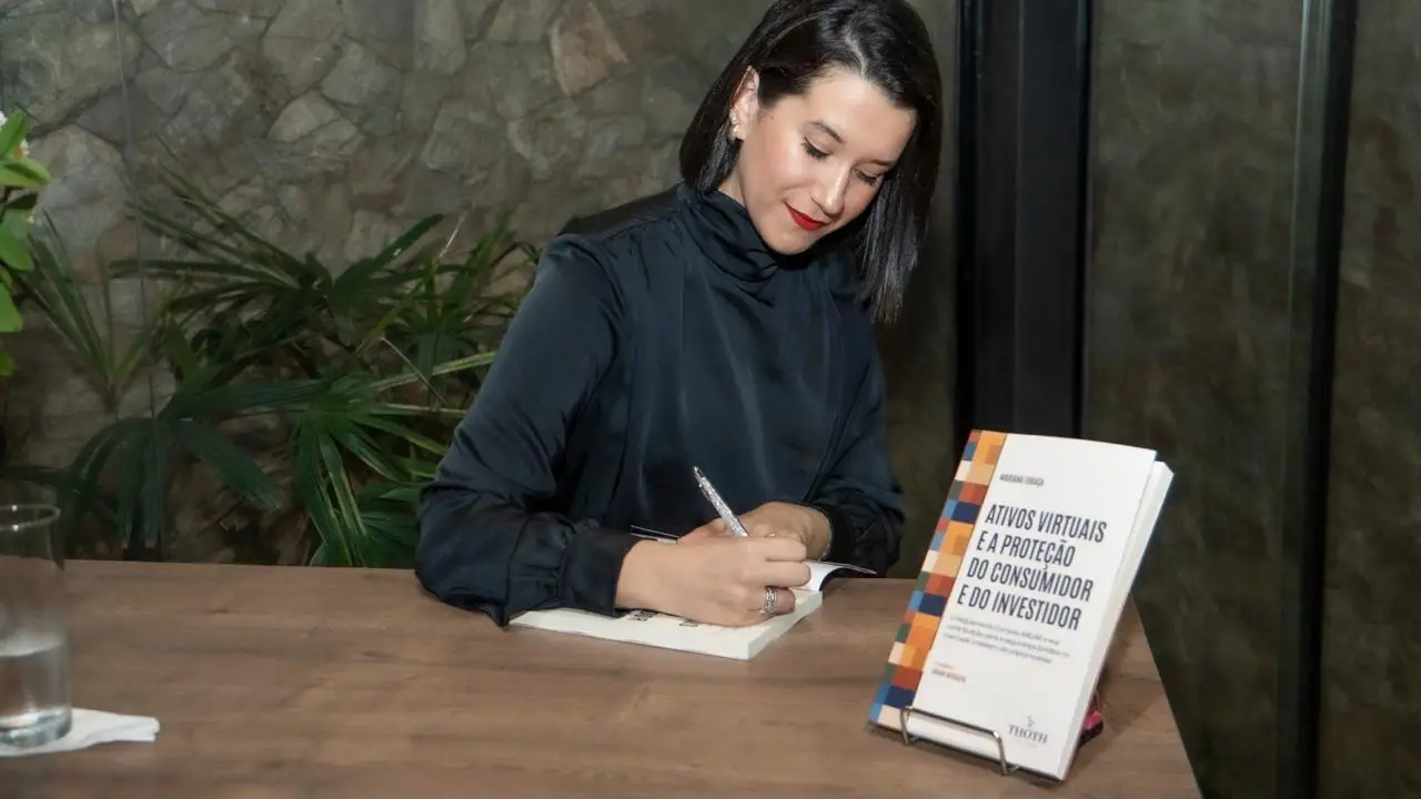 Livro de advogada guaibense analisa direitos do consumidor no mercado de criptomoedas