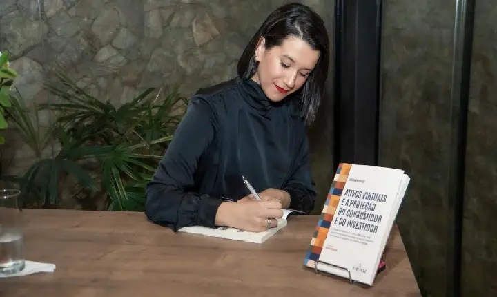 Livro de advogada guaibense analisa direitos do consumidor no mercado de criptomoedas