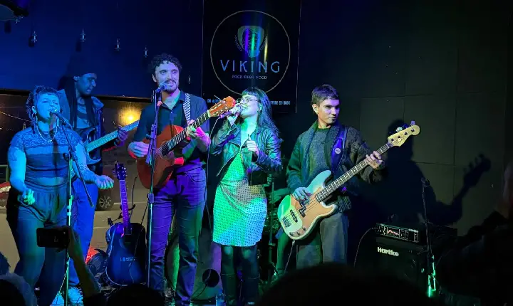 Coletivo Cosmopolitanos encerra 2025 com o show “Good Vibes” neste sábado