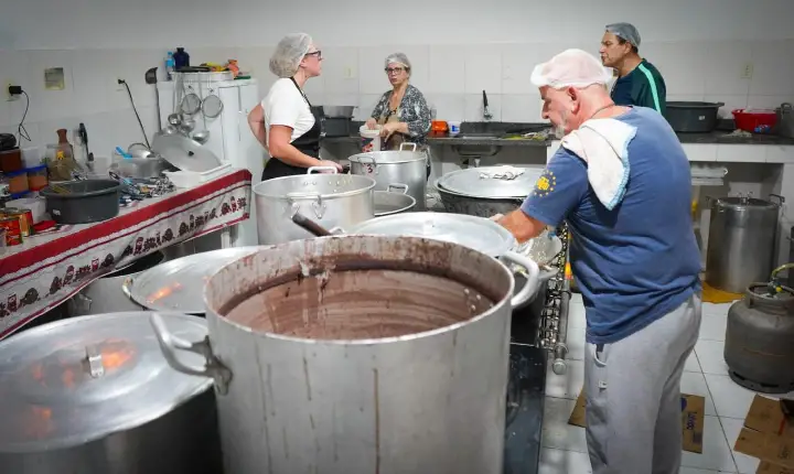 Com caixa zerado, grupo Vagalumes da Esperança enfrenta dificuldades para manter distribuição de marmitas