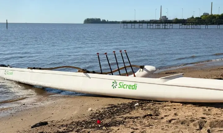 Edinho da Canoagem lança projeto de passeios de canoa havaiana no lago Guaíba