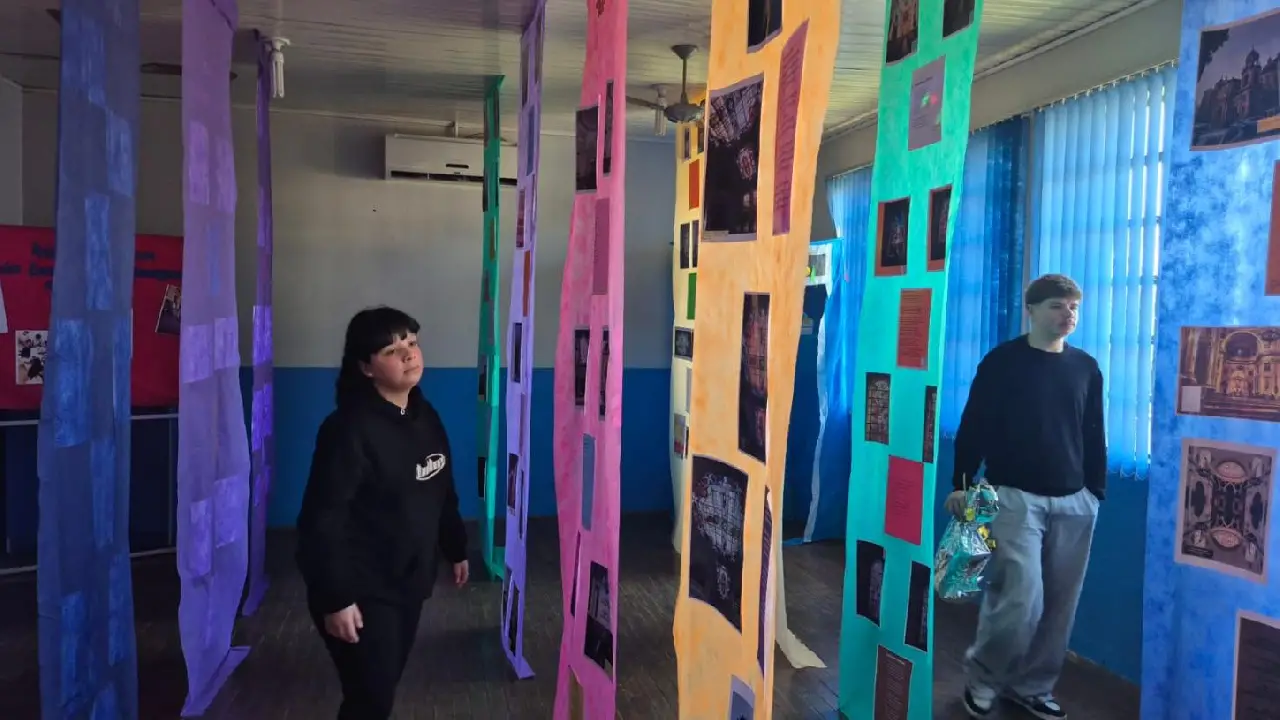 Escola Cônego Scherer abre exposição com registros de estudantes sobre pontos turísticos da Capital