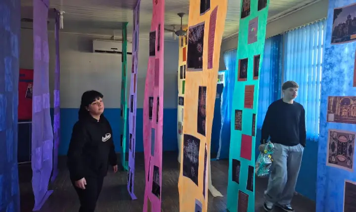 Escola Cônego Scherer abre exposição com registros de estudantes sobre pontos turísticos da Capital