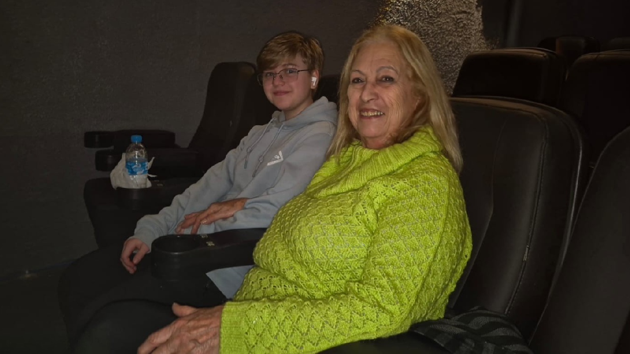 Guaíba volta a ter cinema: espectadora que frequentava o antigo cinema da cidade revive emoção na reabertura