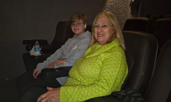 Guaíba volta a ter cinema: espectadora que frequentava o antigo cinema da cidade revive emoção na reabertura
