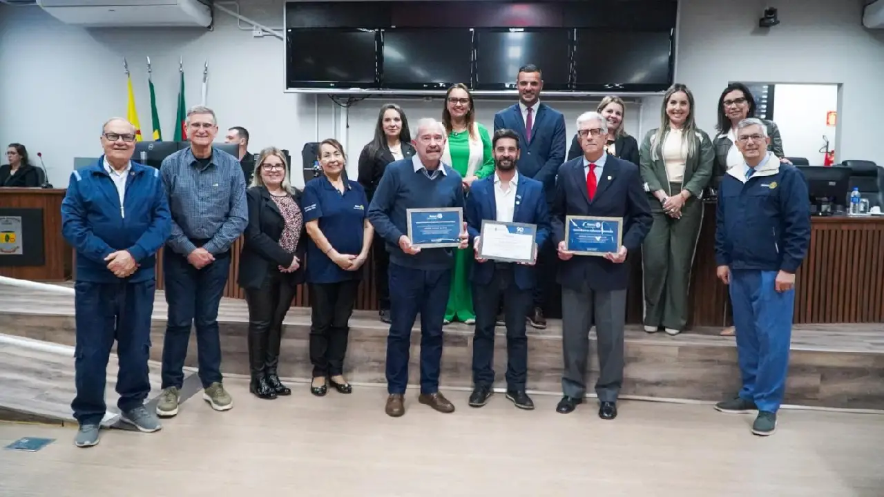 Rotary Guaíba recebe visita do governador Francisco Valle e homenagem na Câmara pelos 70 anos
