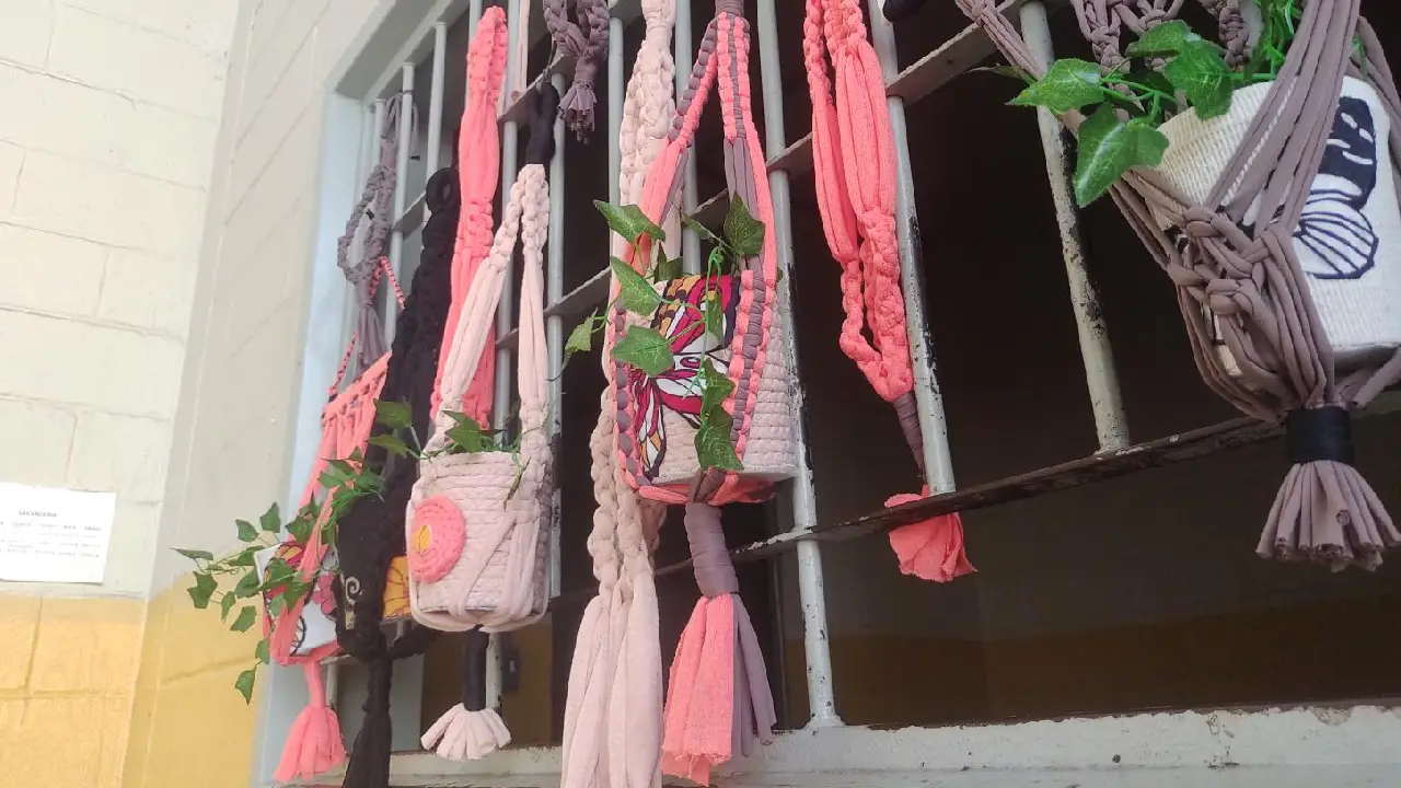 Sesc realiza cursos e oficinas de artesanato e capacitação profissional na Penitenciária Feminina de Guaíba