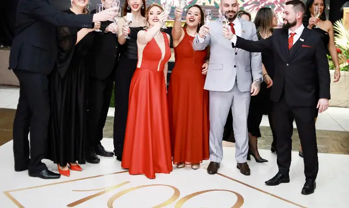 Sport Clube Itapuí celebra 100 anos com emoção, homenagens e show de Jean Paul