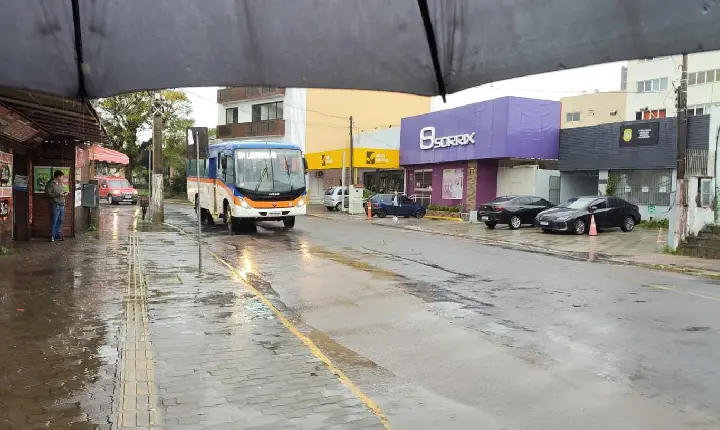 Temporal com ventos acima de 80 km/h deixa casas destelhadas e 7 mil imóveis sem luz em Guaíba