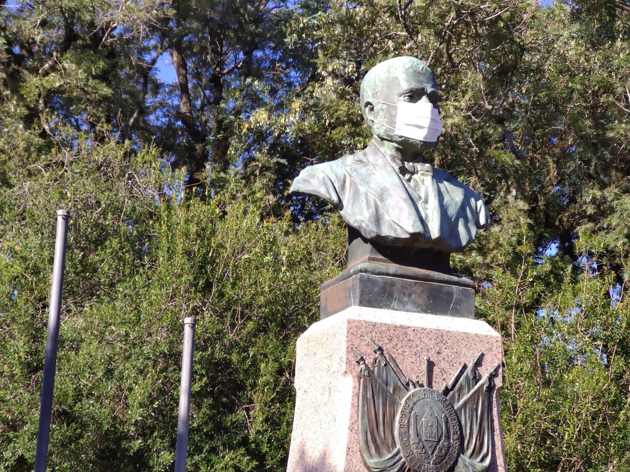 Prefeitura coloca máscara cirúrgica na estátua de Gomes Jardim, símbolo de Guaíba