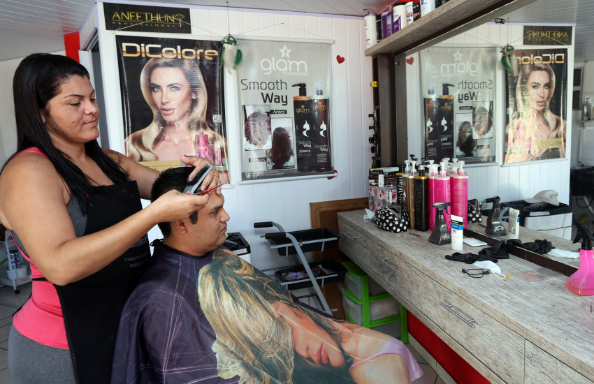 Prefeitura libera funcionamento de salões de belezas, igrejas e óticas com diversas restrições