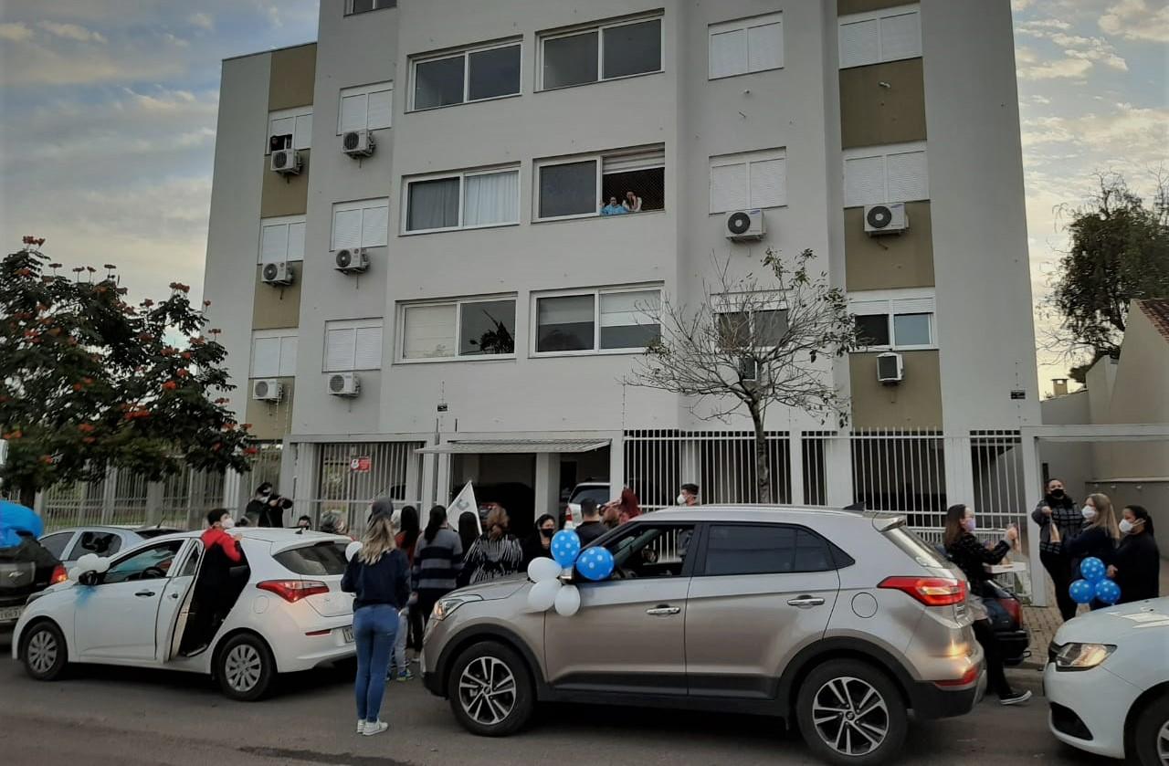 A superação e alegria de Julie, que ganhou uma carreata surpresa em seus 15 anos