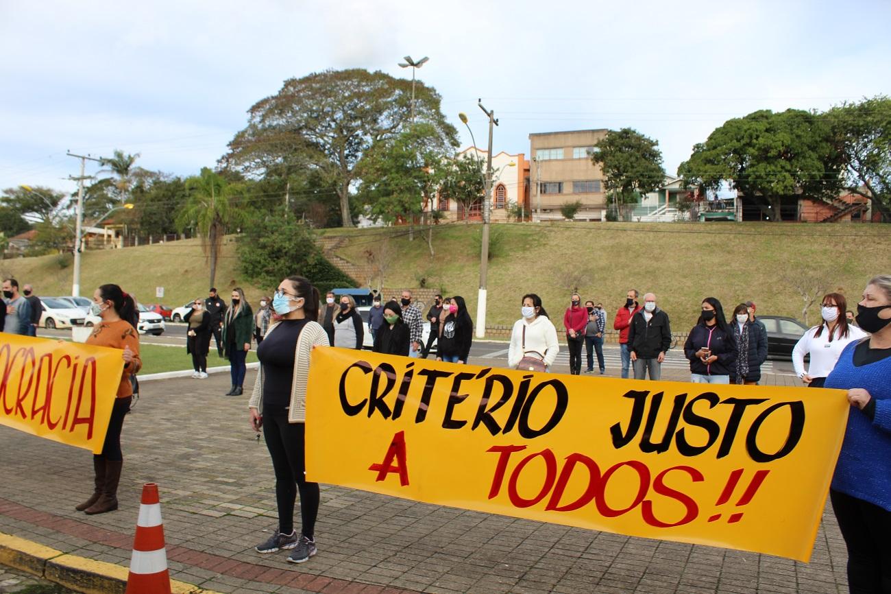 Carreata e protesto de empresários pedem a reabertura do comércio em Guaíba