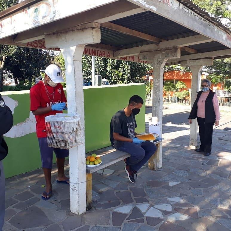 Parada Solidária: projeto no Bom Fim busca estimular a leitura nas paradas de ônibus