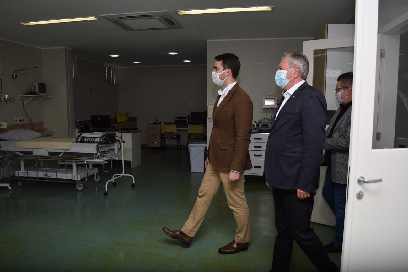Governador Eduardo Leite visita instalações do novo hospital de Guaíba