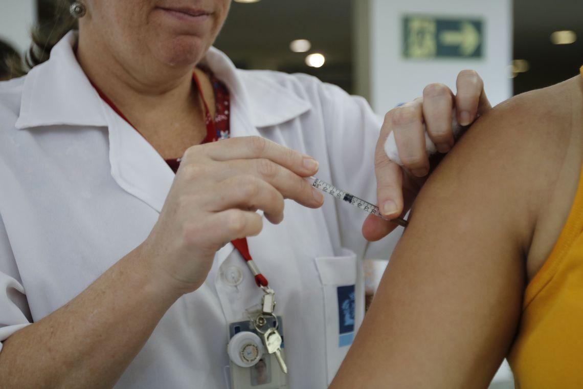 Postos de saúde voltam a oferecer vacina contra gripe para toda população