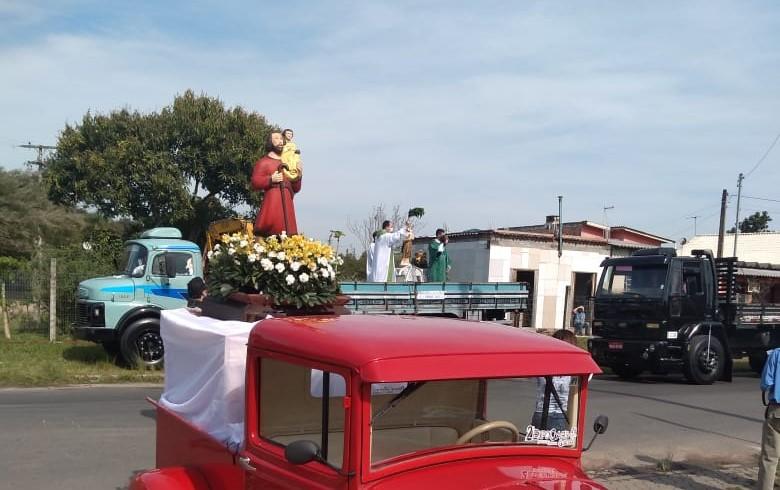 Centenas de fiéis participam da carreata de São Cristóvão