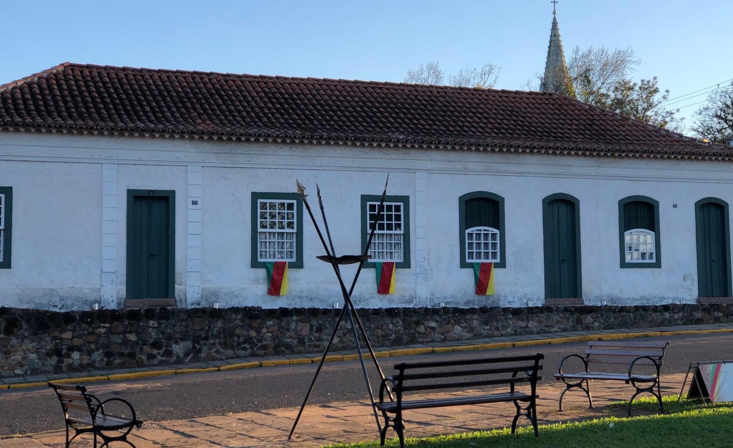 A casa grande de paredes brancas