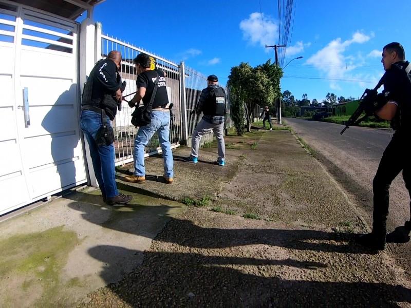 Operação prende três homens suspeitos de extorquir o candidato a prefeito Caio Larrea