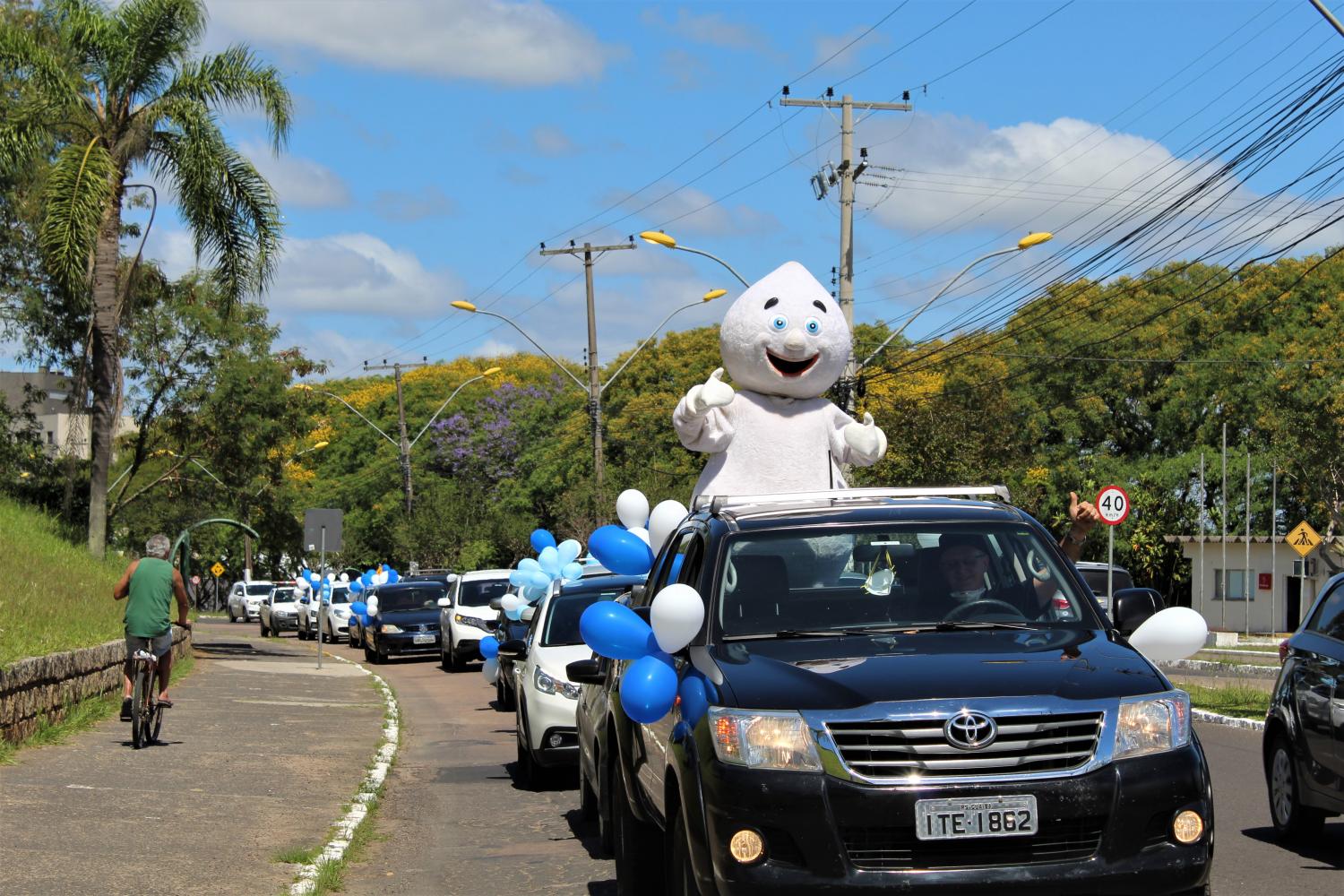 Com o Zé Gotinha, carreata divulga o Dia D de vacinação contra poliomielite