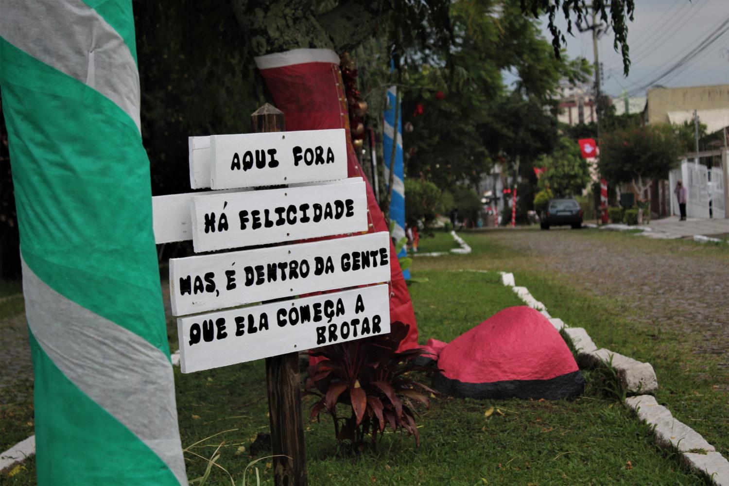 Moradores decoram a avenida 7 de Setembro, no Centro, com enfeites de Natal