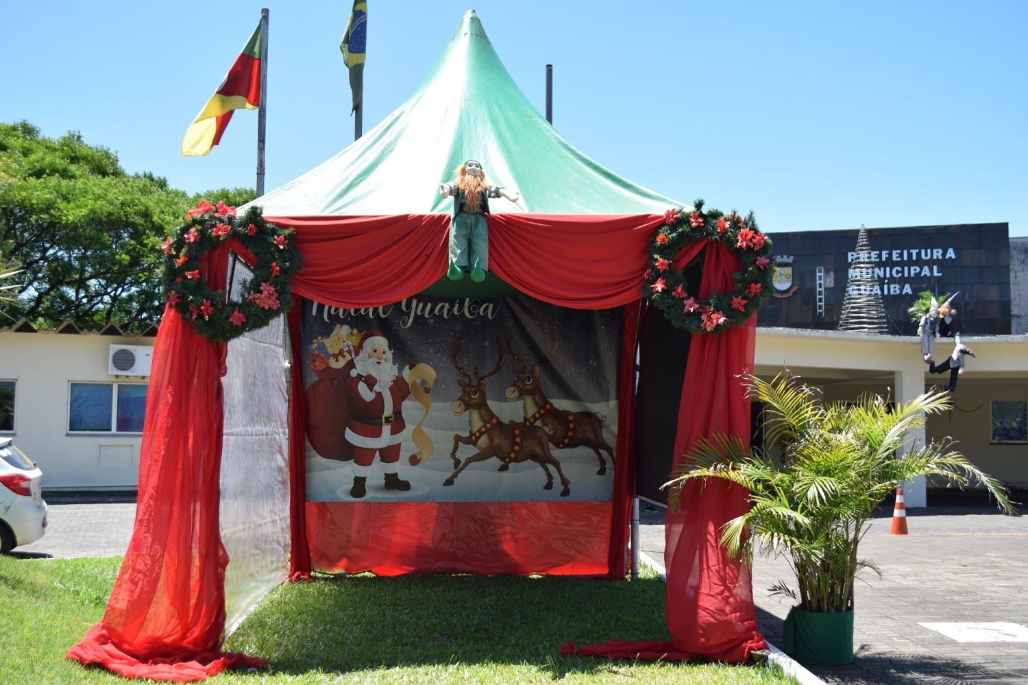 Tenda de cartinhas do Papai Noel é instalada em frente da prefeitura de Guaíba