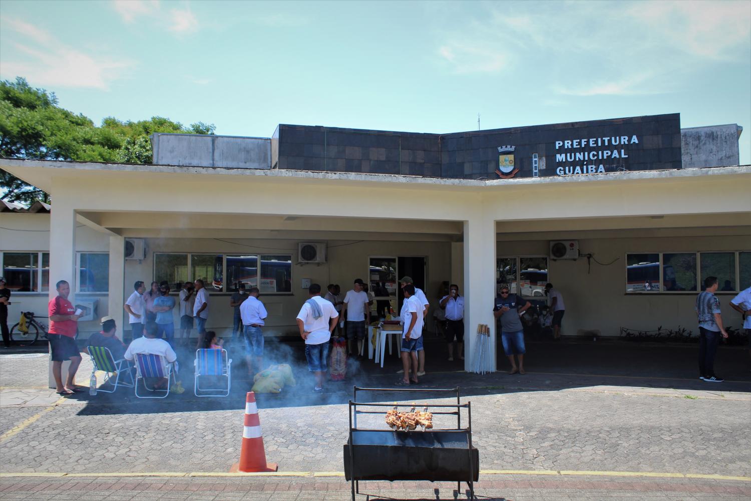 Greve dos rodoviários continua e Justiça determina que ônibus voltem a circular