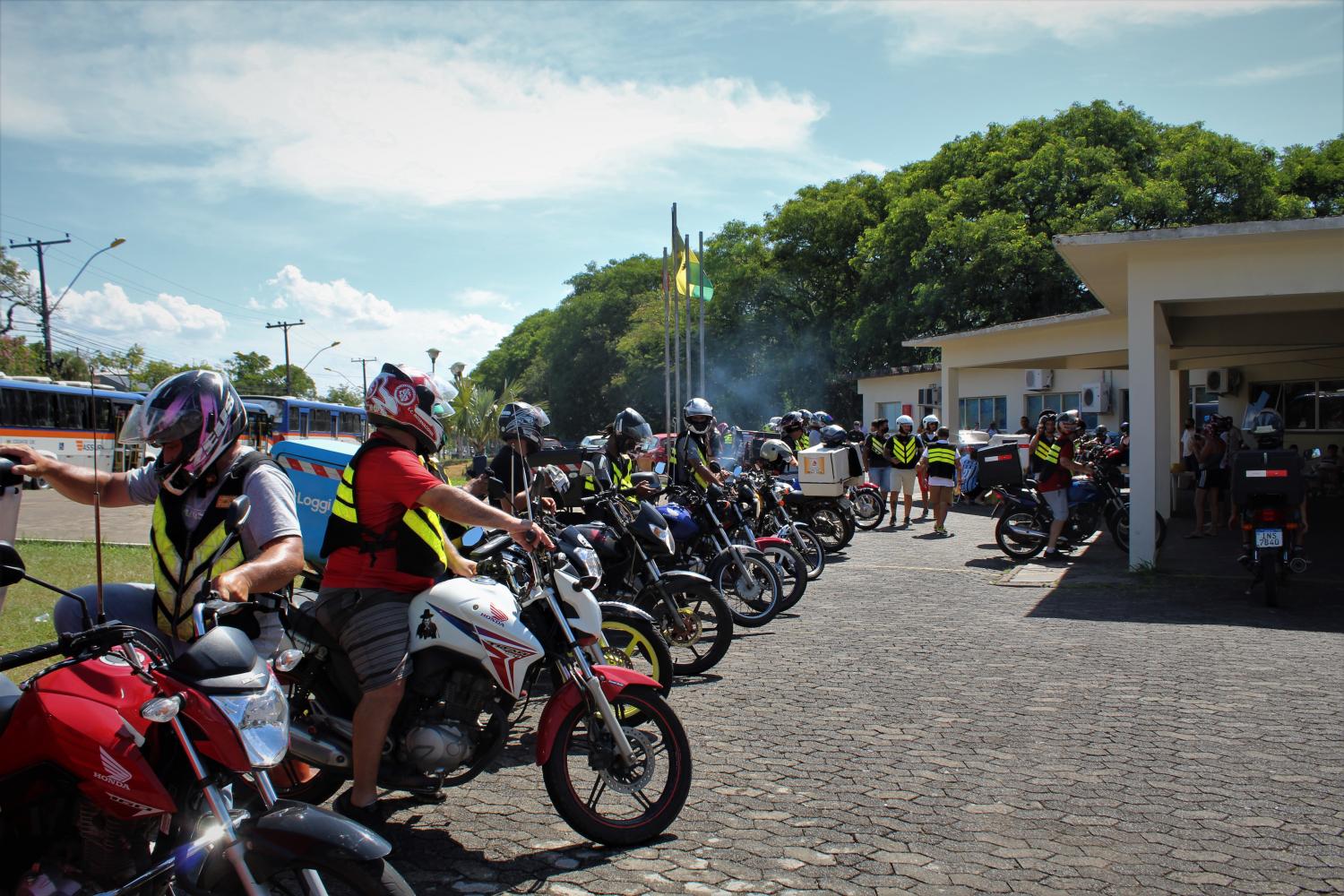 Motoboys e rodoviários protestam em frente da prefeitura