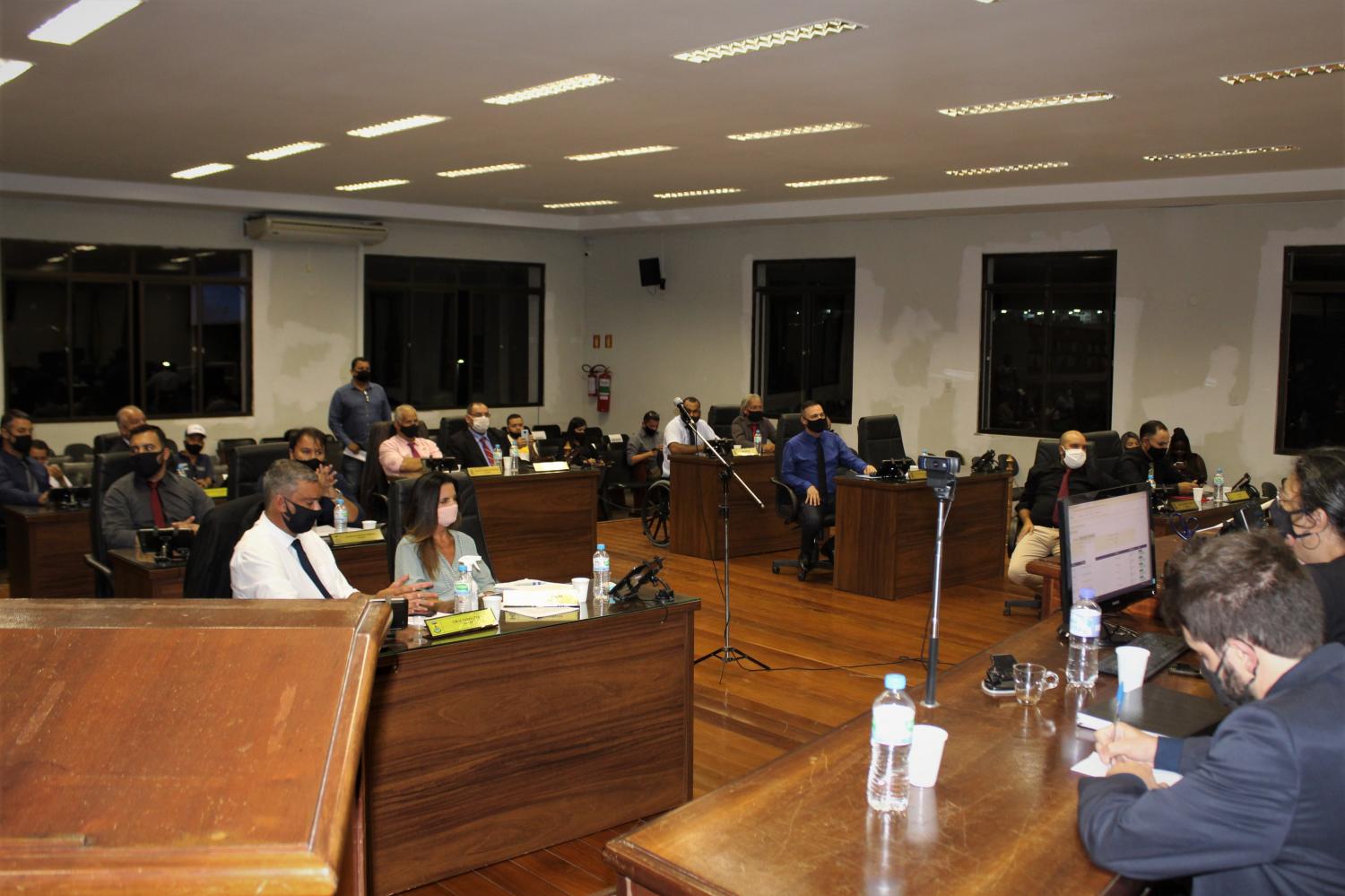 Em sessão extraordinária de cinco horas, vereadores aprovam organograma do governo Maranata