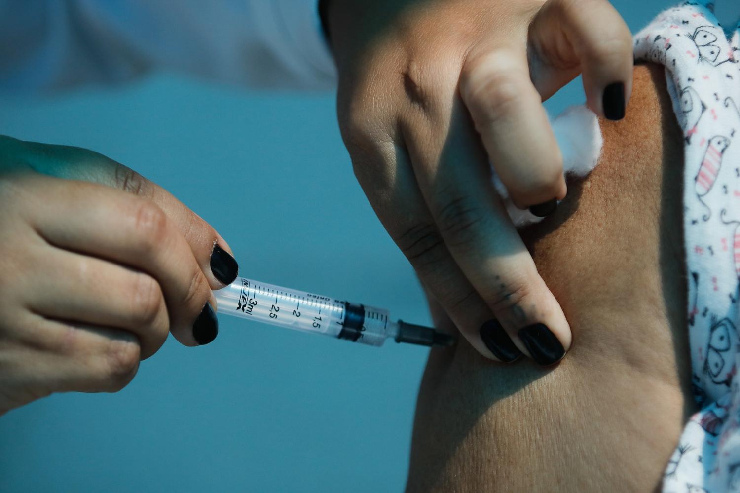 Guaíba começa nova fase de vacinação contra covid-19, para profissionais de clínicas de saúde