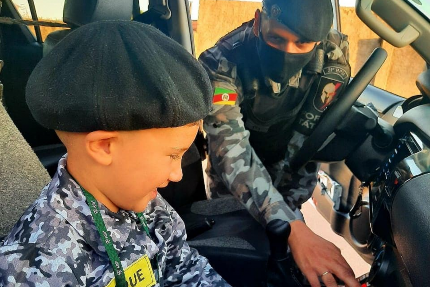 Militares de Guaíba fazem surpresa para menino, de 5 anos, que sonha em ser policial