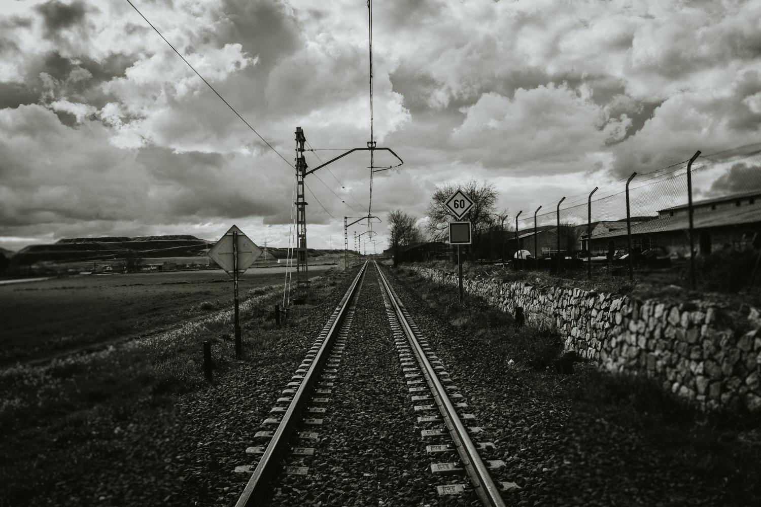 O trem imóvel na chuva