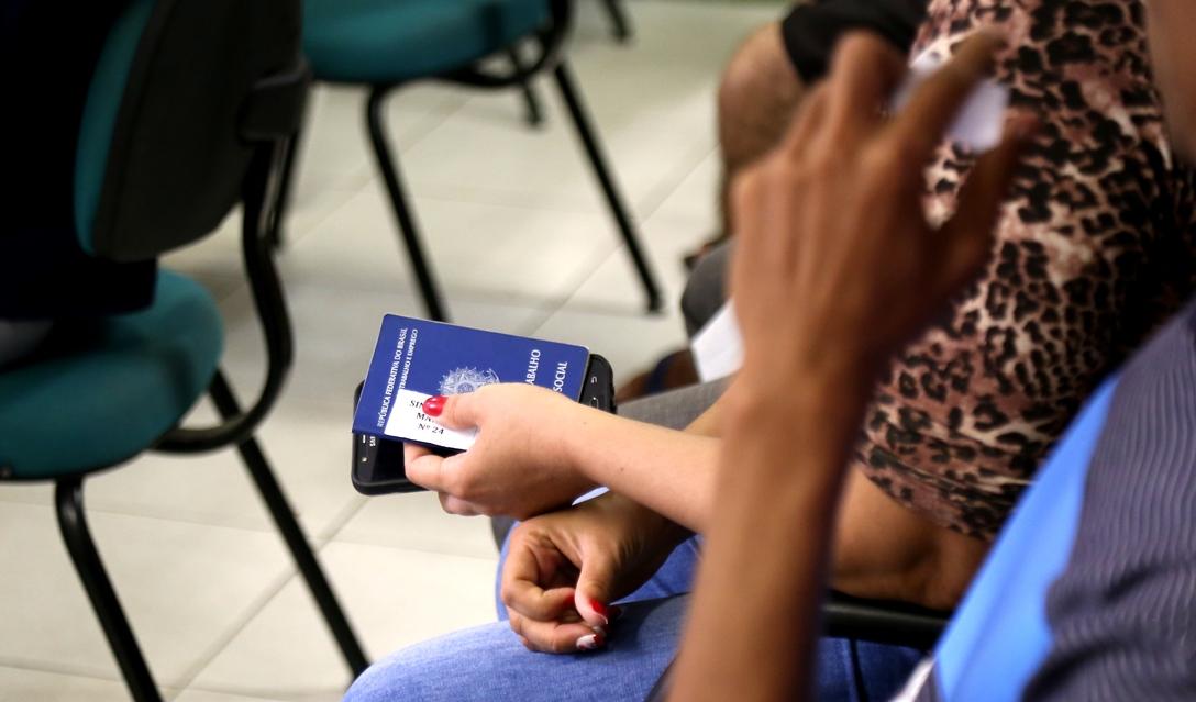 Sine Guaíba oferta vagas para quase 20 profissões; coordenadora observa aumento no mercado de trabalho