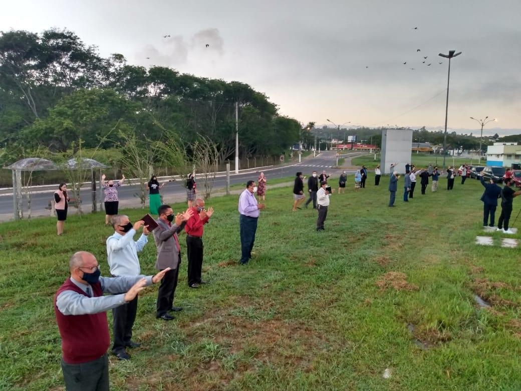 Fiéis da Assembleia de Deus rezam e cantam em frente do Hospital Nelson Cornetet