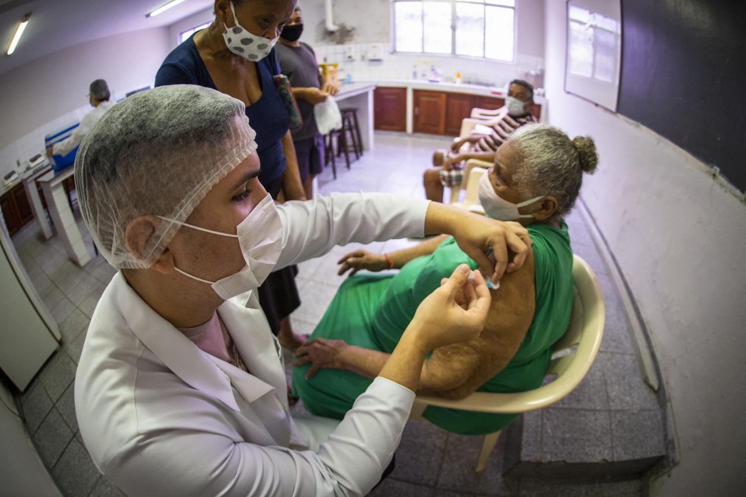 Idosos acima de 80 anos tomarão segunda dose da vacina contra covid-19 na quinta-feira