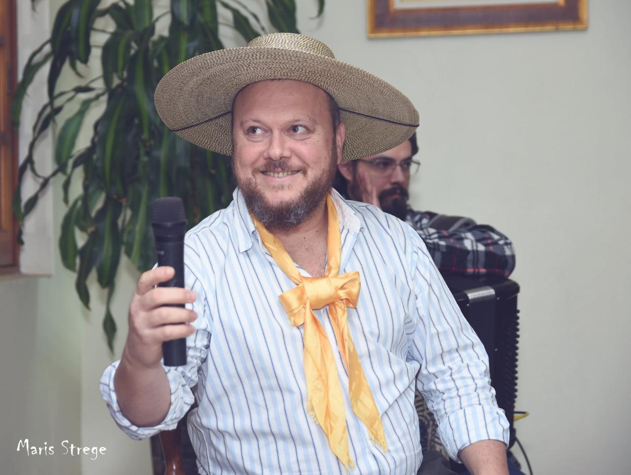 Um poeta conduzido no lombo do cavalo baio