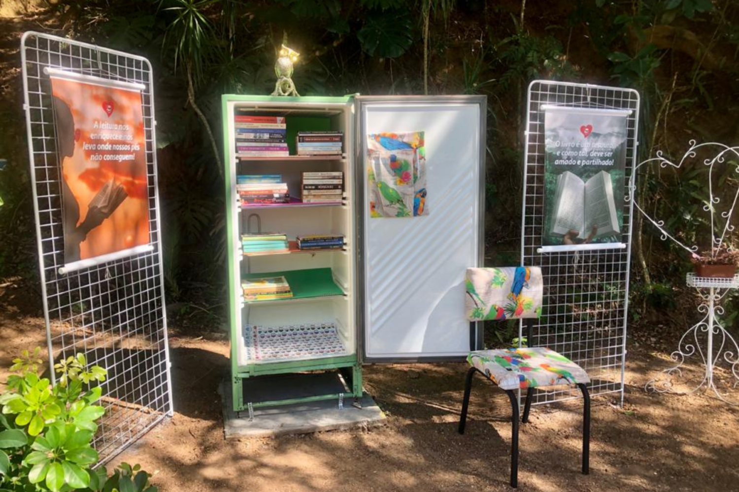 Moradores criam minibiblioteca na parte alta da avenida 7 de Setembro, no centro de Guaíba