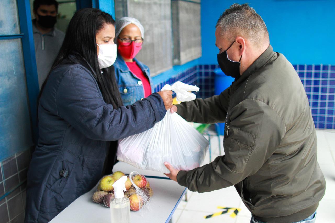 Guaíba começa entrega de kits de alimentação para estudantes da rede municipal