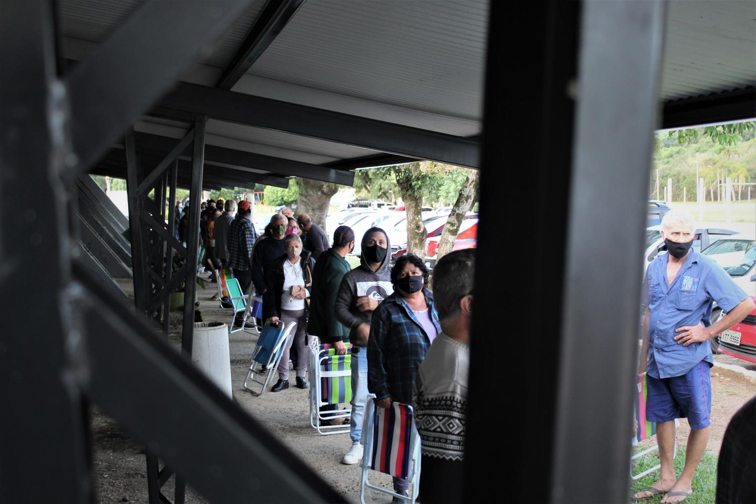População enfrenta fila para garantir segunda dose; Guaíba tem 230 doses para 4 mil pessoas