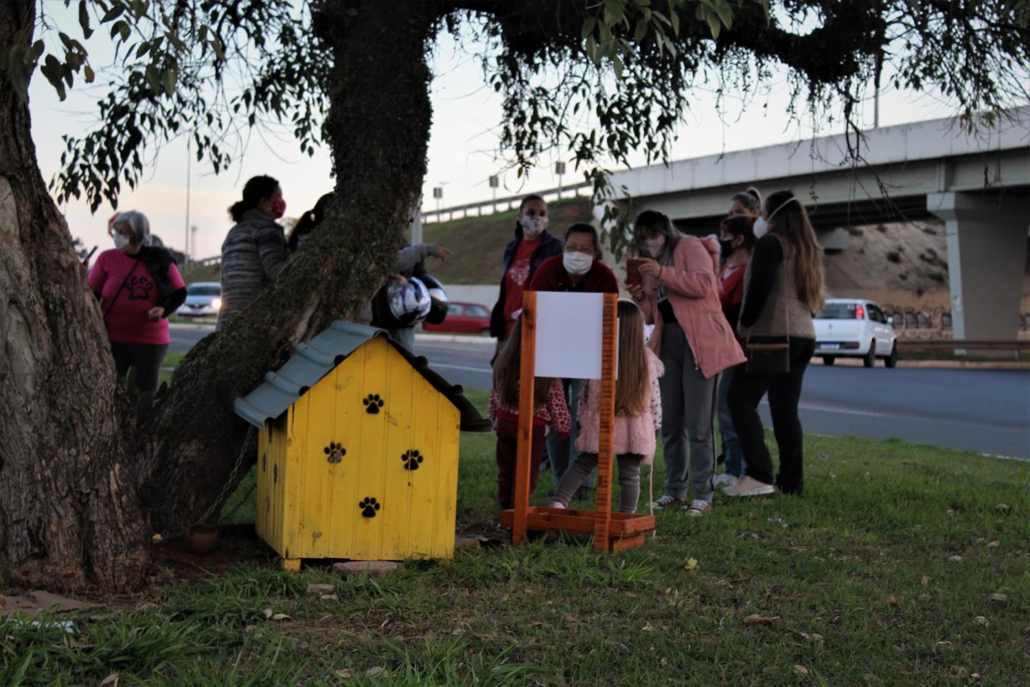 Protetores instalam casinha para cão comunitário na rótula do Shell, entrada de Guaíba