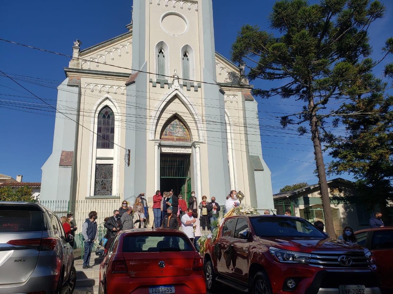 Fiéis fazem procissão motorizada de Corpus Christi em Guaíba