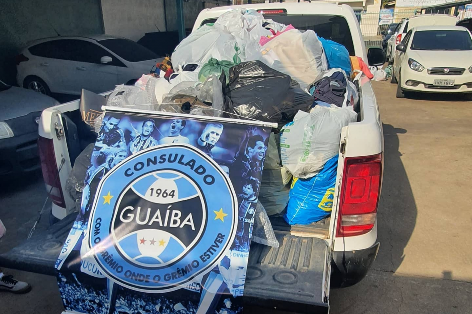 Torcedores do Grêmio distribuem mais de 3 mil agasalhos na São Jorge e Nova Guaíba