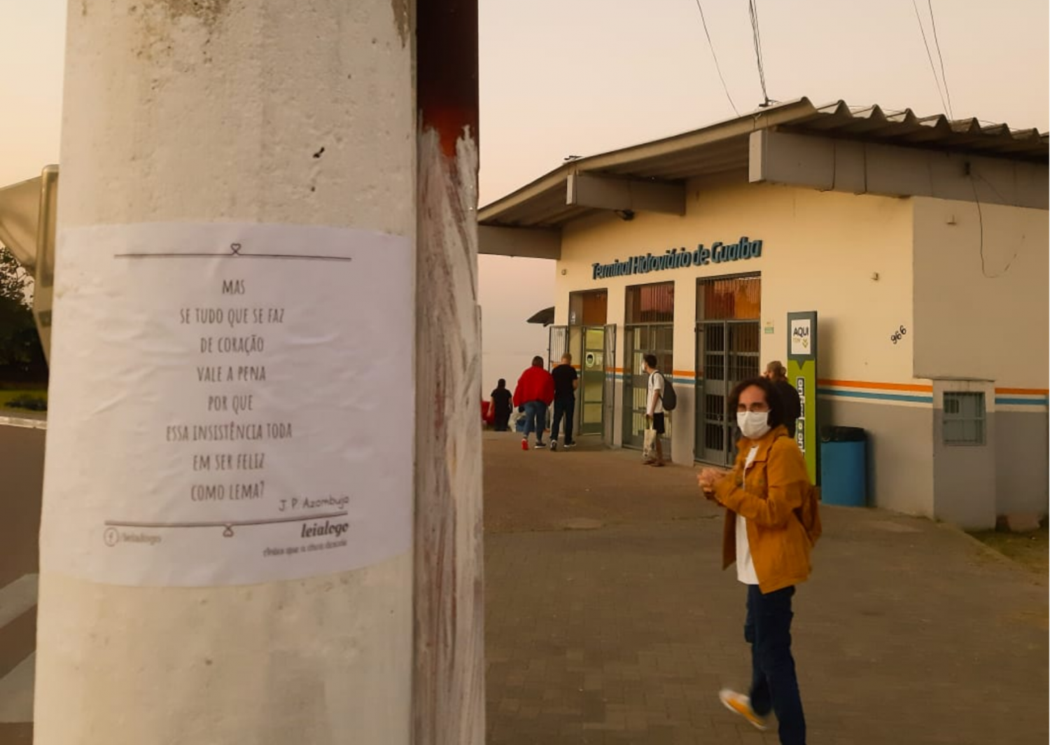 Há seis anos, grupo Leialogo cola cartazes com versos poéticos nos postes de Guaíba