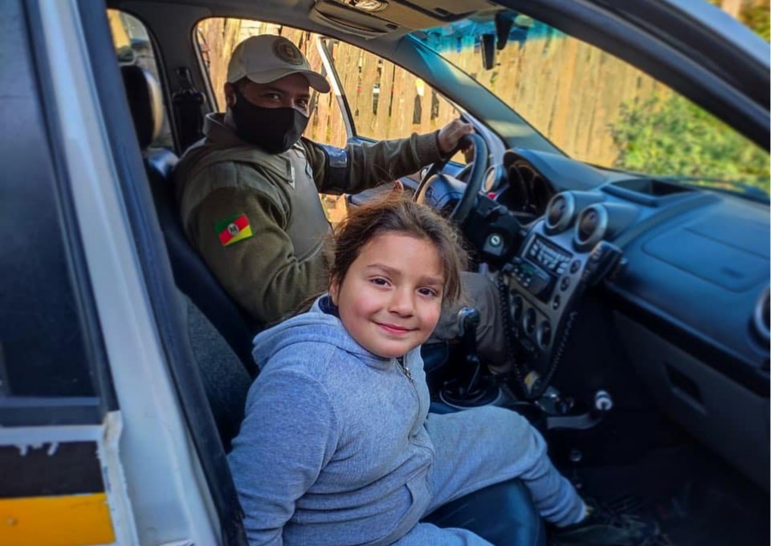 Menino que sonha em ser policial recebe visita da Brigada Militar em seu aniversário