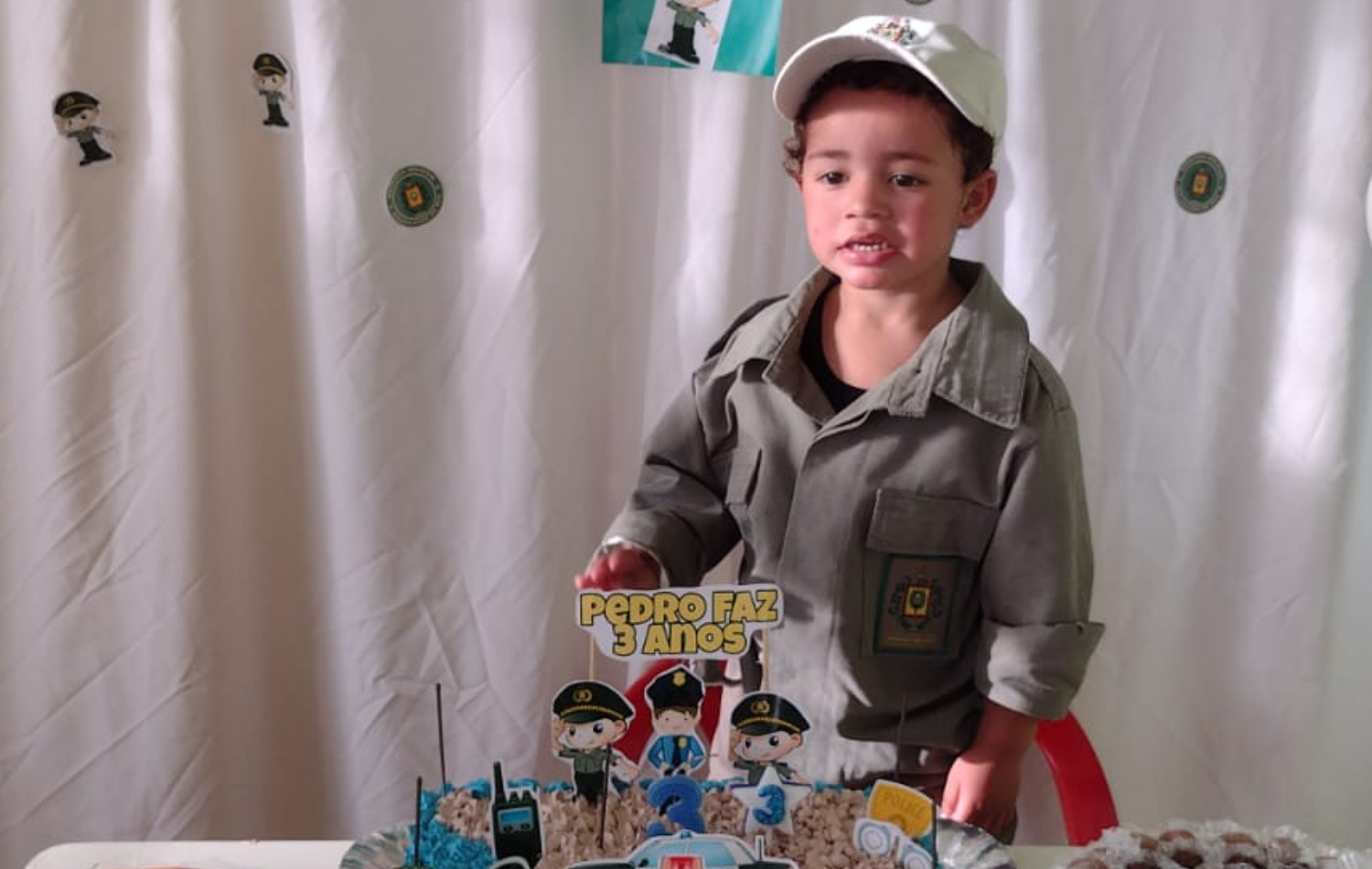 Menino ganha festa vestido de policial: 