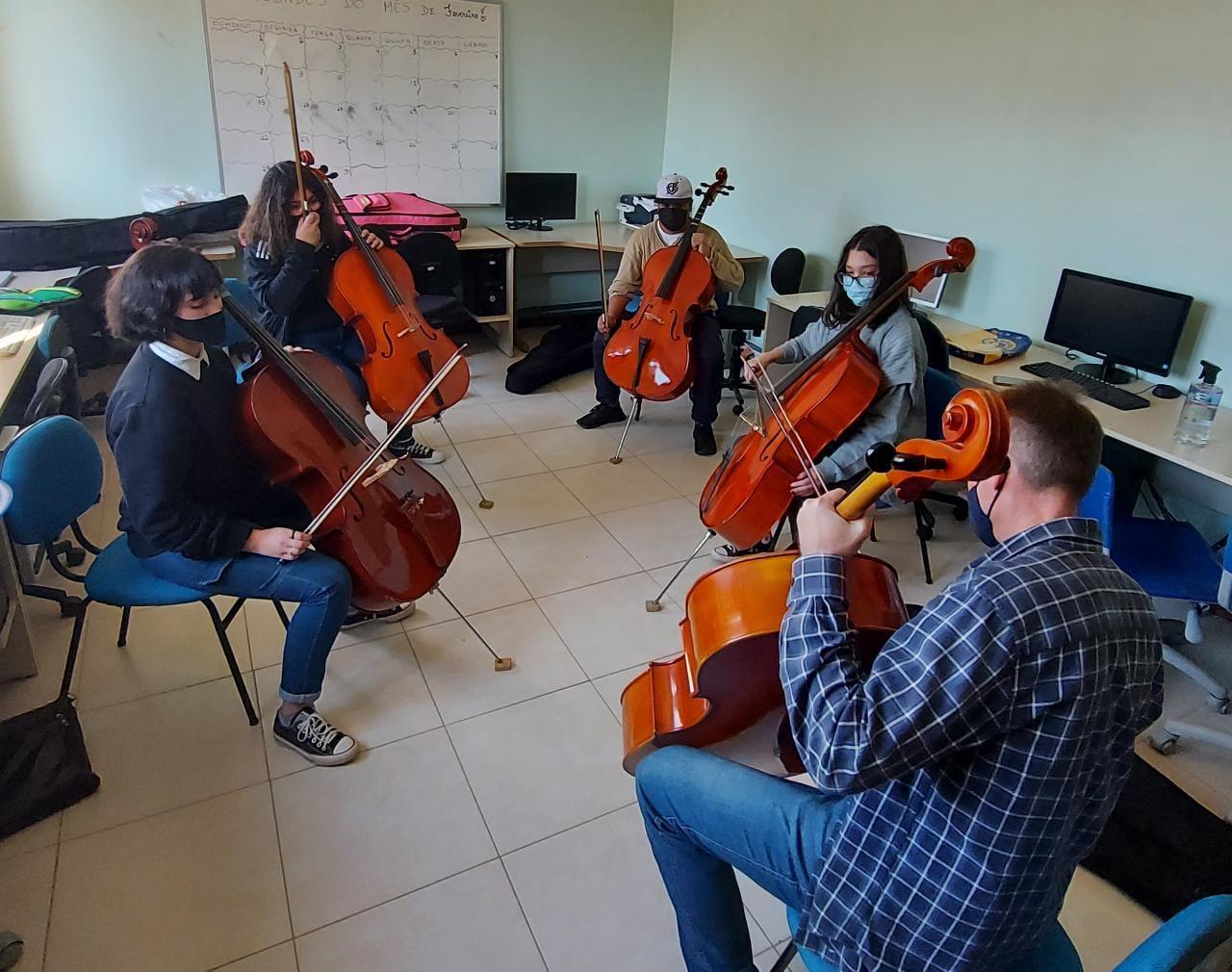 Crianças e jovens do projeto Orquestra Projari, no Bom Fim, retomam oficinas