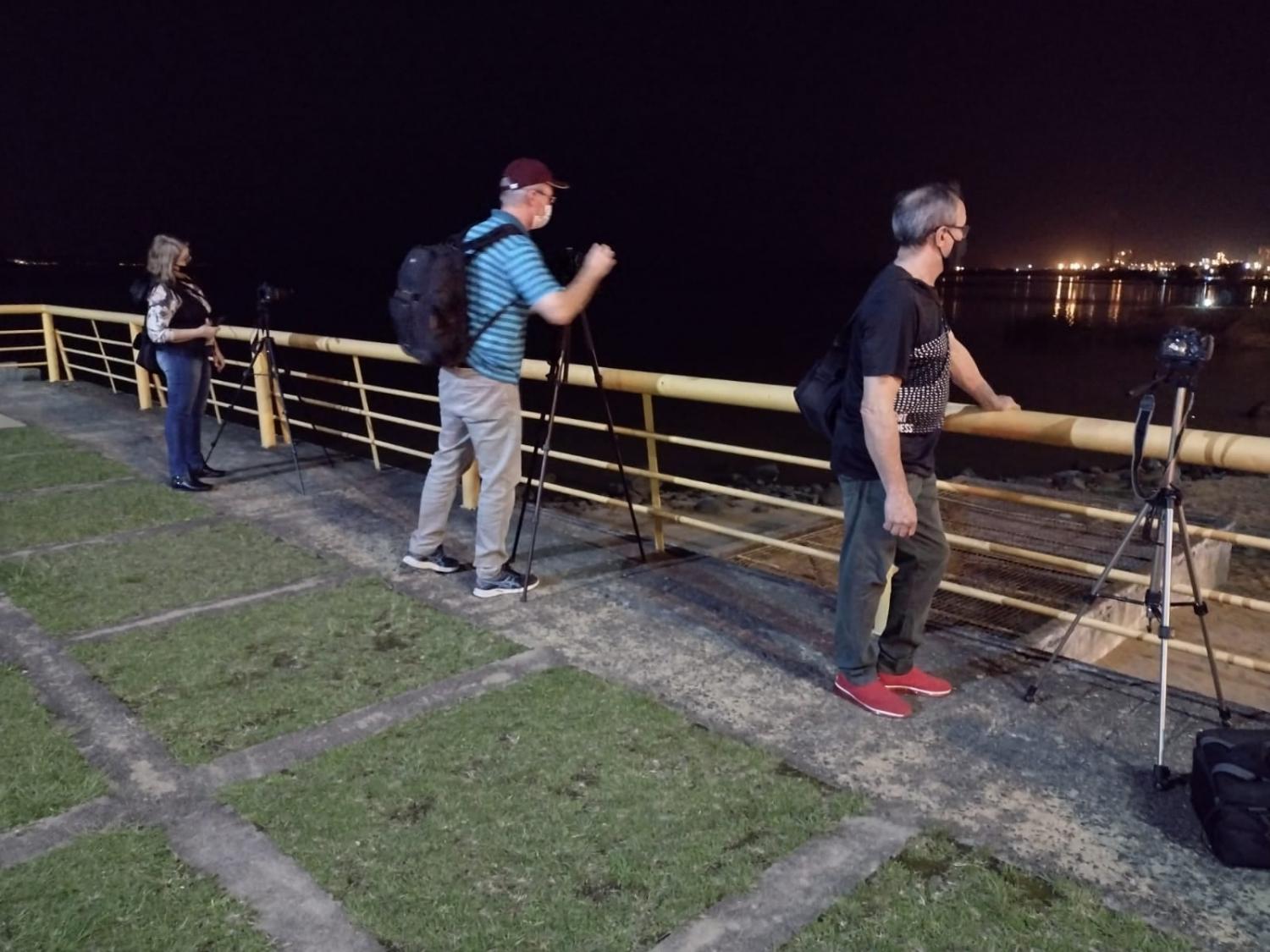 Guaíba Foto Clube faz caminhada noturna no Dia Mundial da Fotografia