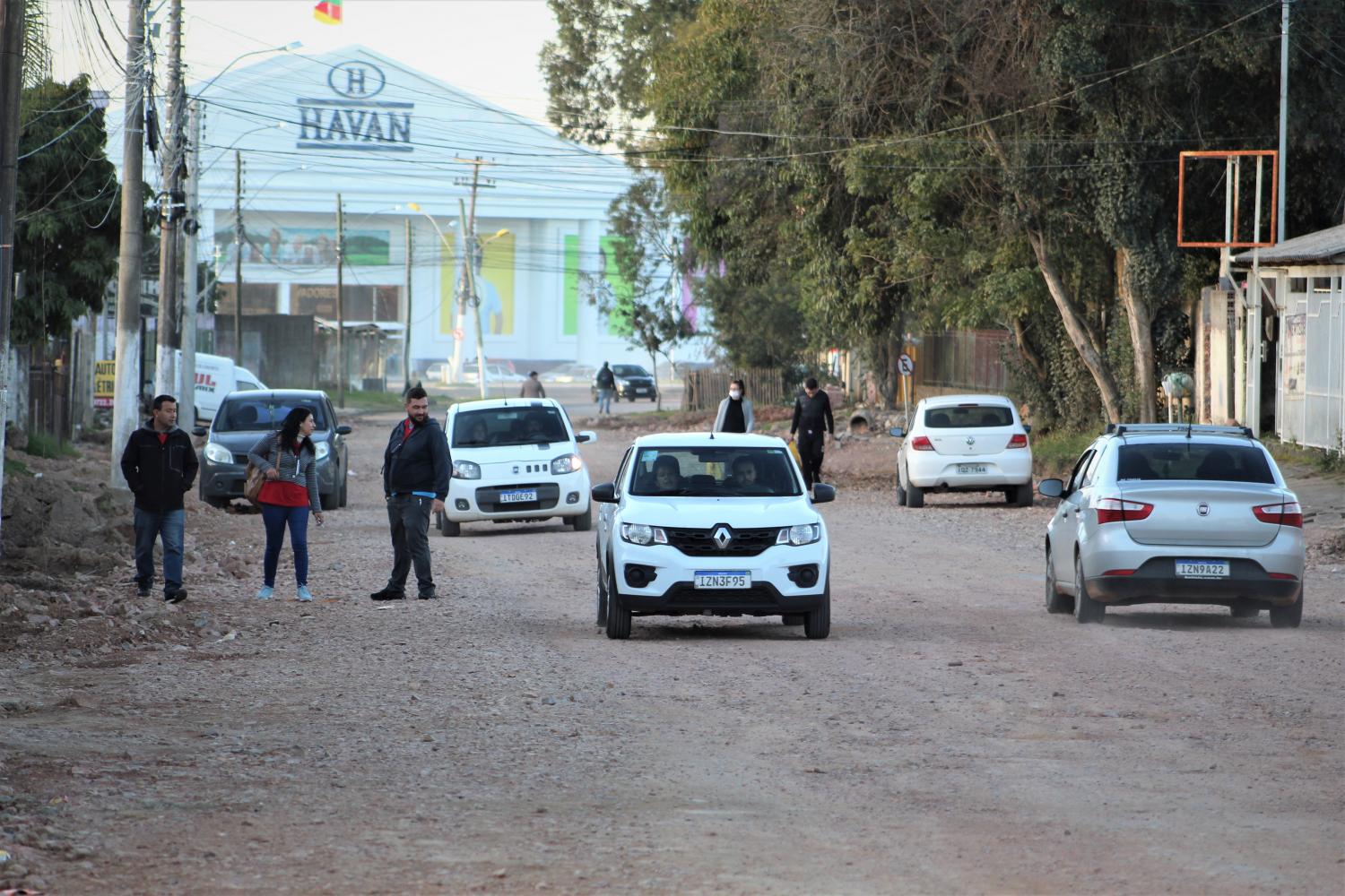 Moradores e comerciantes reclamam de obras paradas na avenida Lourival Luís da Cunha, na Colina