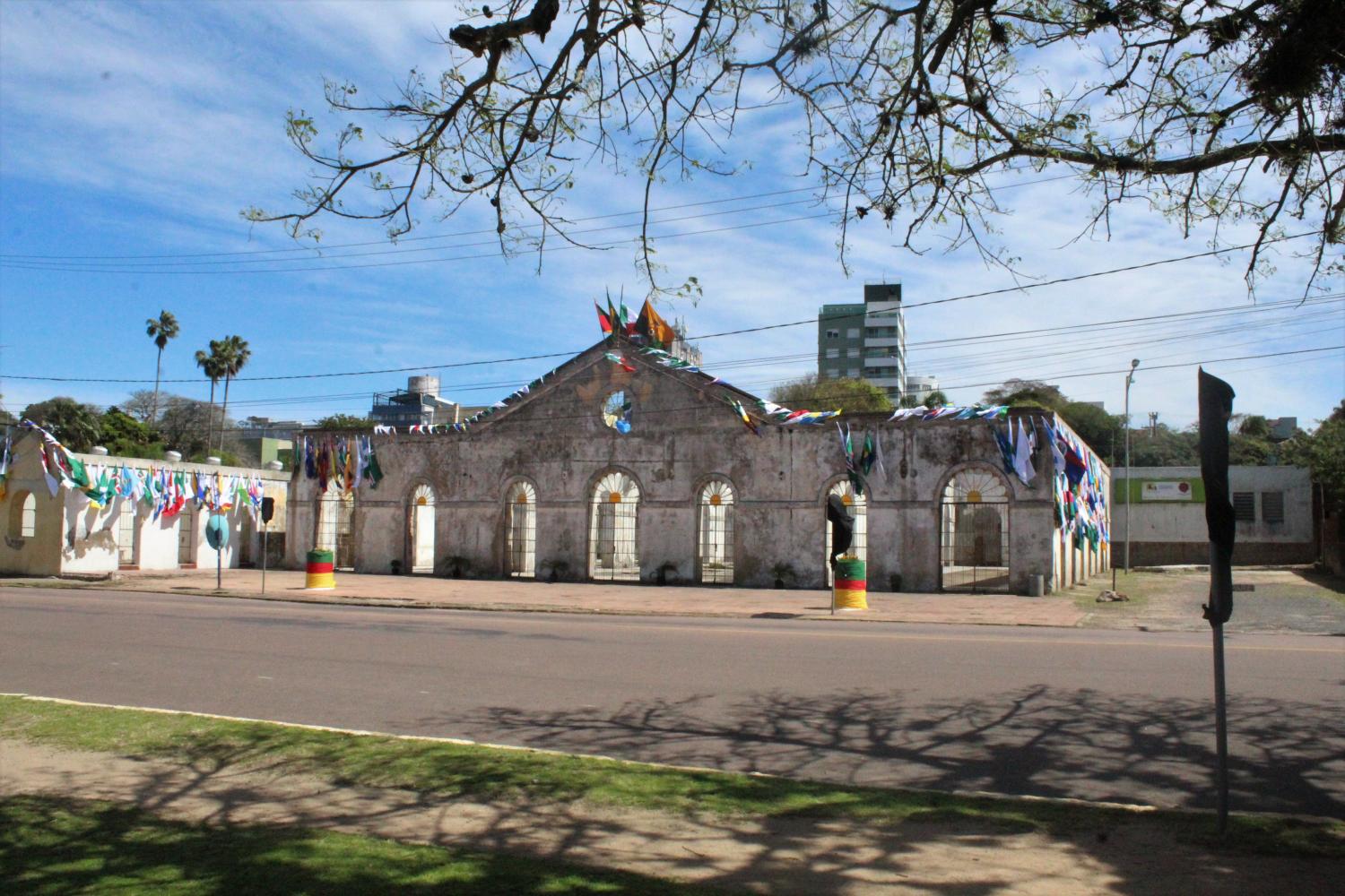 497 bandeiras de cidades do Rio Grande do Sul são colocadas no prédio do Mercado Público