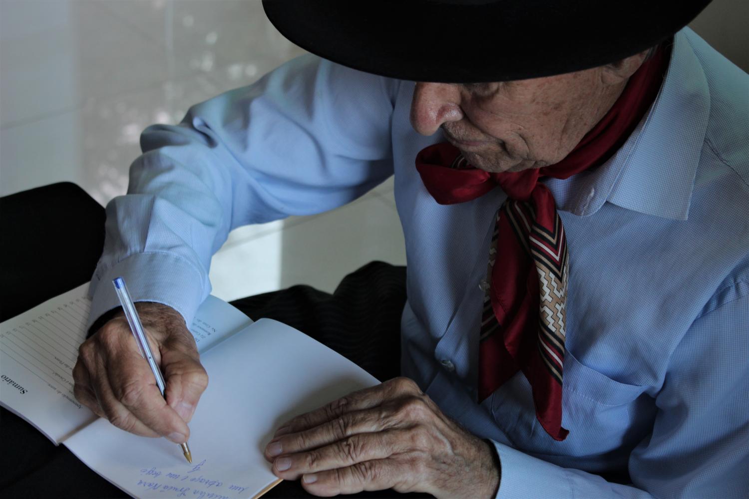 Aos 83 anos, tradicionalista Gaston Leão autografa seu primeiro livro 